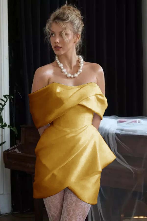 Stunning Off the Shoulder Sleeveless Short Prom Dress With Pleated