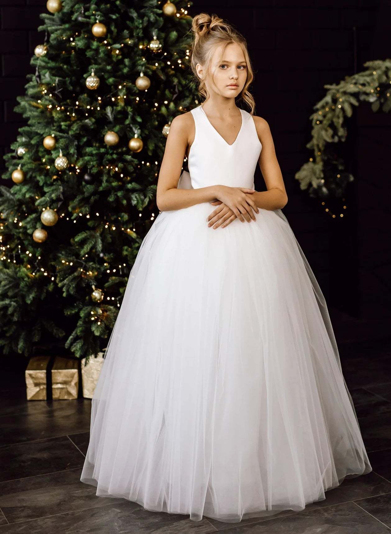 V-Neck Princess/A-Line Flower Girl Dresses in Tulle with Bowknot