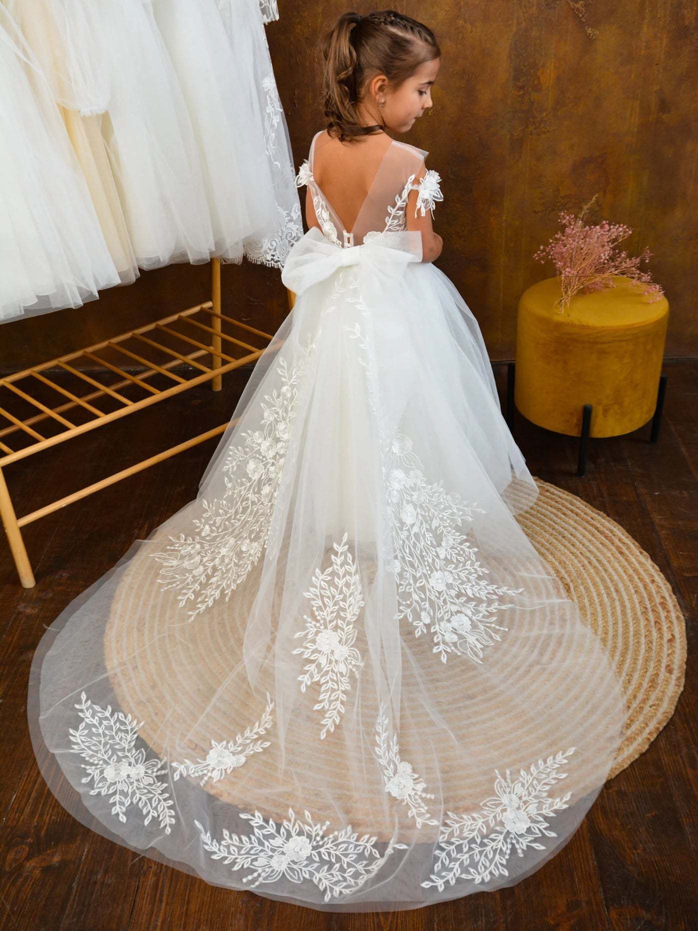 Sleeveless Flower Girl Dresses with Appliques & Embroidery in A-Line/Princess Round Neck Style