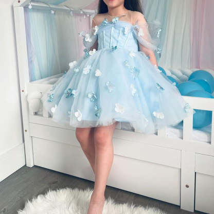 Elegant Sleeveless Scoop Neck Ball Gown with Pleated Feather & Flower Detail