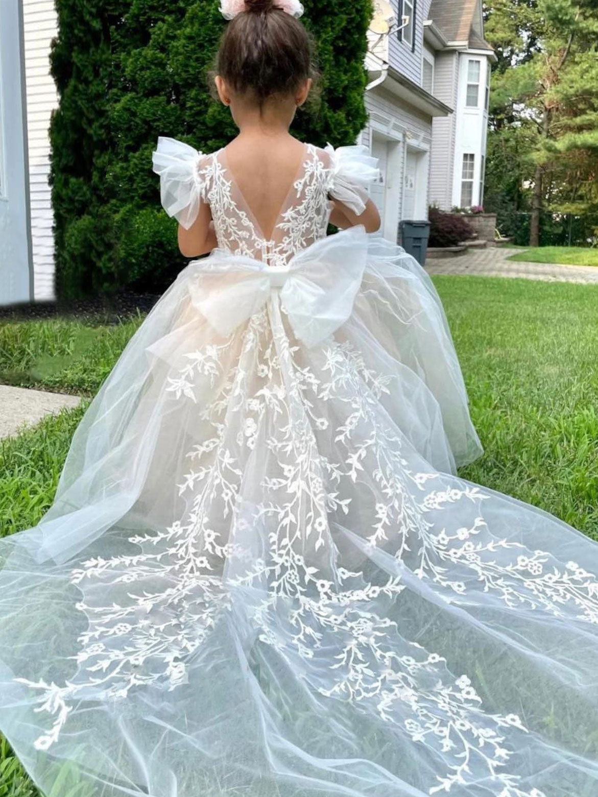 Sleeveless Luxurious A-Line Princess Flower Girl Dress Featuring Appliques and a Watteau Train