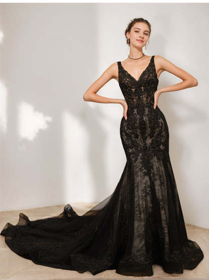 Black V-Neck Sleeveless Trumpet/Mermaid Wedding Dress with Lace Appliques