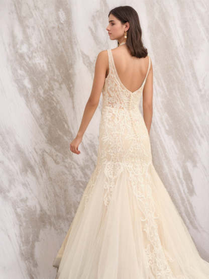 V-Neck Sleeveless Tulle Wedding Dresses with Appliques in Trumpet/Mermaid Styles