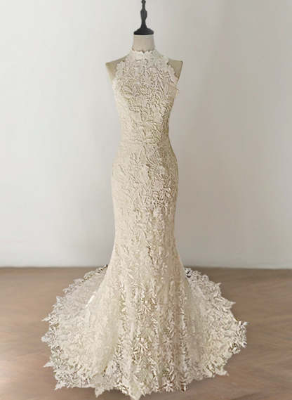 Elegant Trumpet/Mermaid Halter Neck Sleeveless Bridal Gown with Lace Appliques