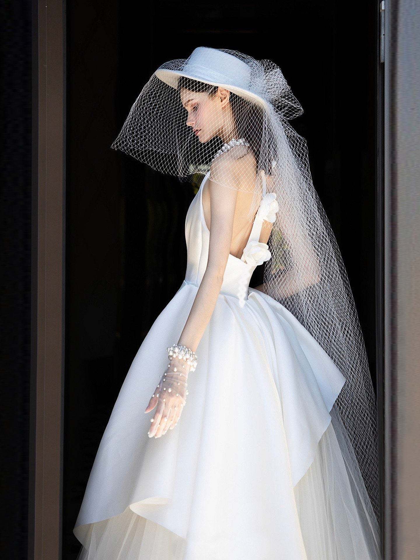 Halter Sleeveless Floor-Length A-Line/Princess Wedding Dresses with 3D Flowers & Jewel Appliques