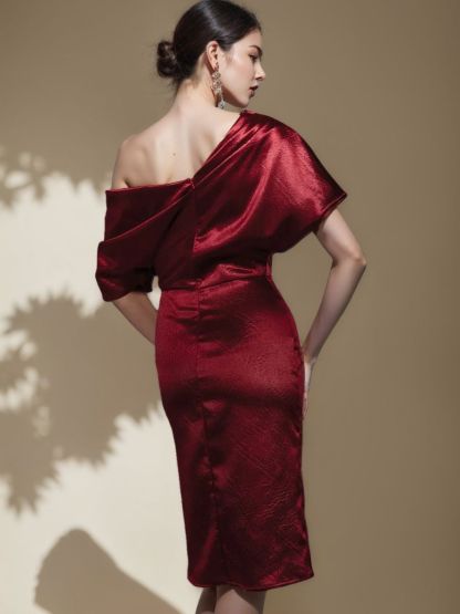 Off-the-Shoulder Short Sleeve Sheath Dress with Ruched Knee-Length Column Design