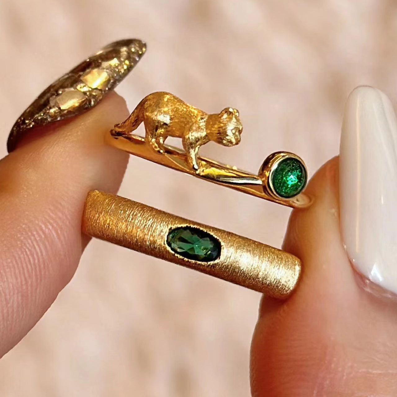 Emerald Two Tone Bar Ring with Vintage Brushed Cat Design