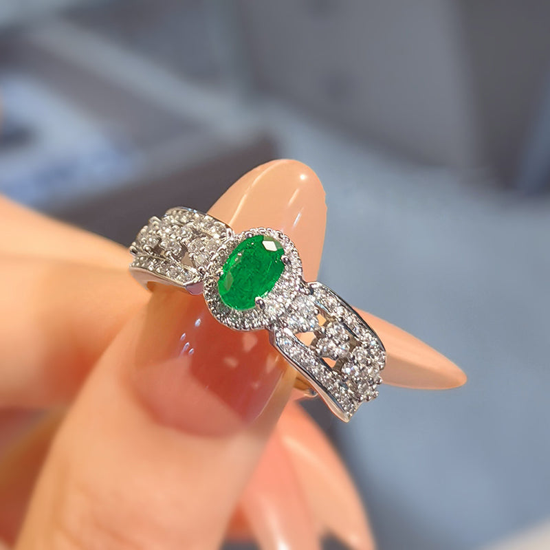 Exquisite Vintage Emerald Rhinestone Ring with Minimalist Design