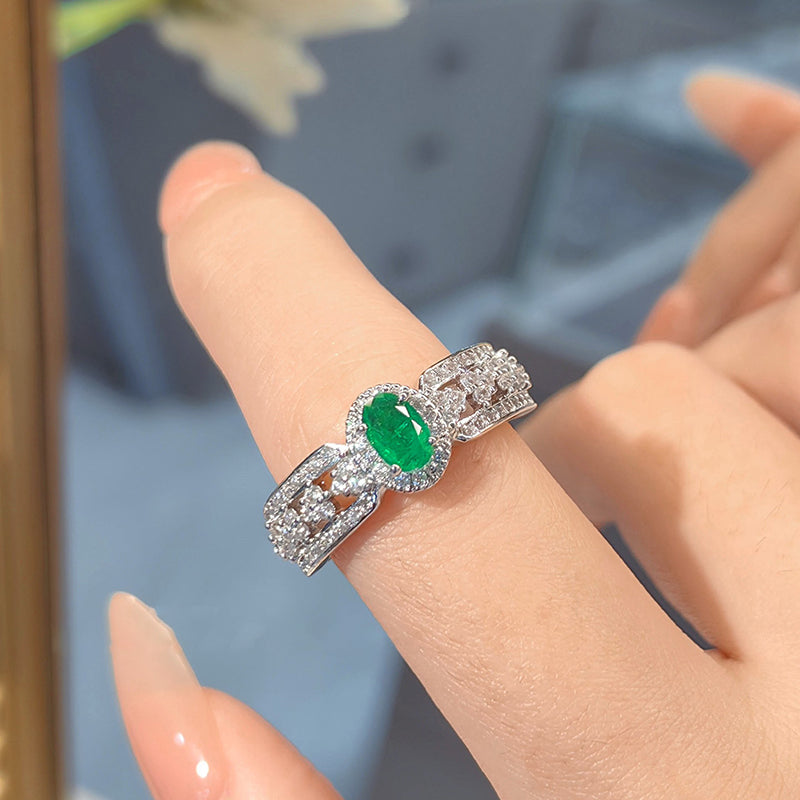 Exquisite Vintage Emerald Rhinestone Ring with Minimalist Design