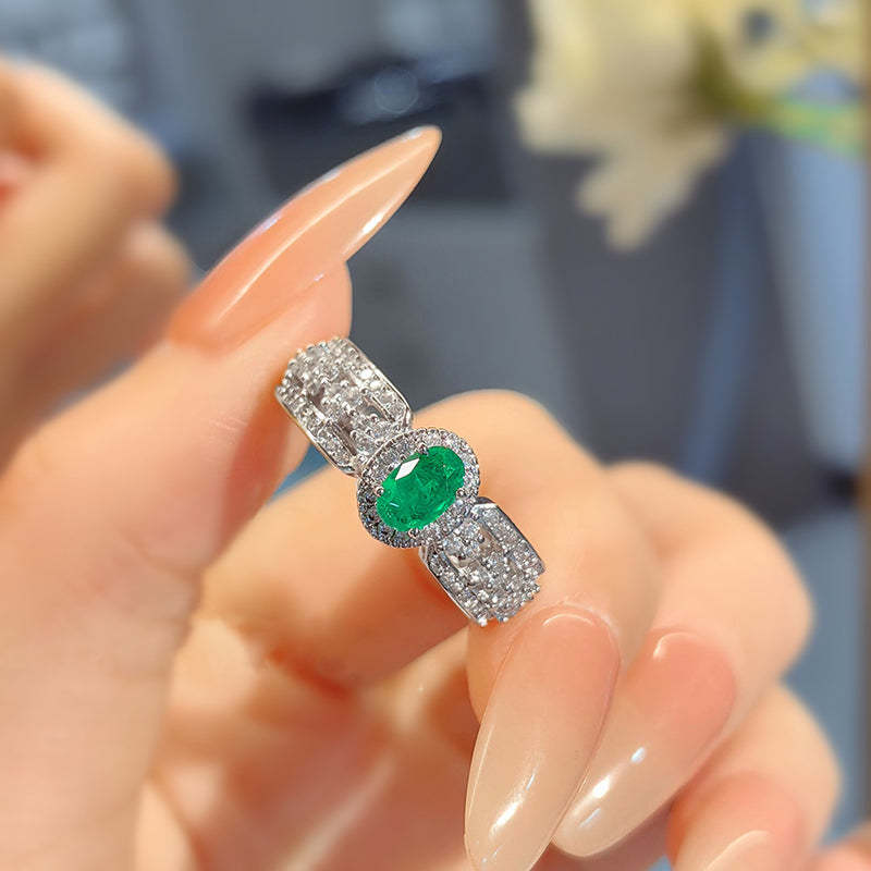 Exquisite Vintage Emerald Rhinestone Ring with Minimalist Design