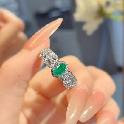 Exquisite Vintage Emerald Rhinestone Ring with Minimalist Design