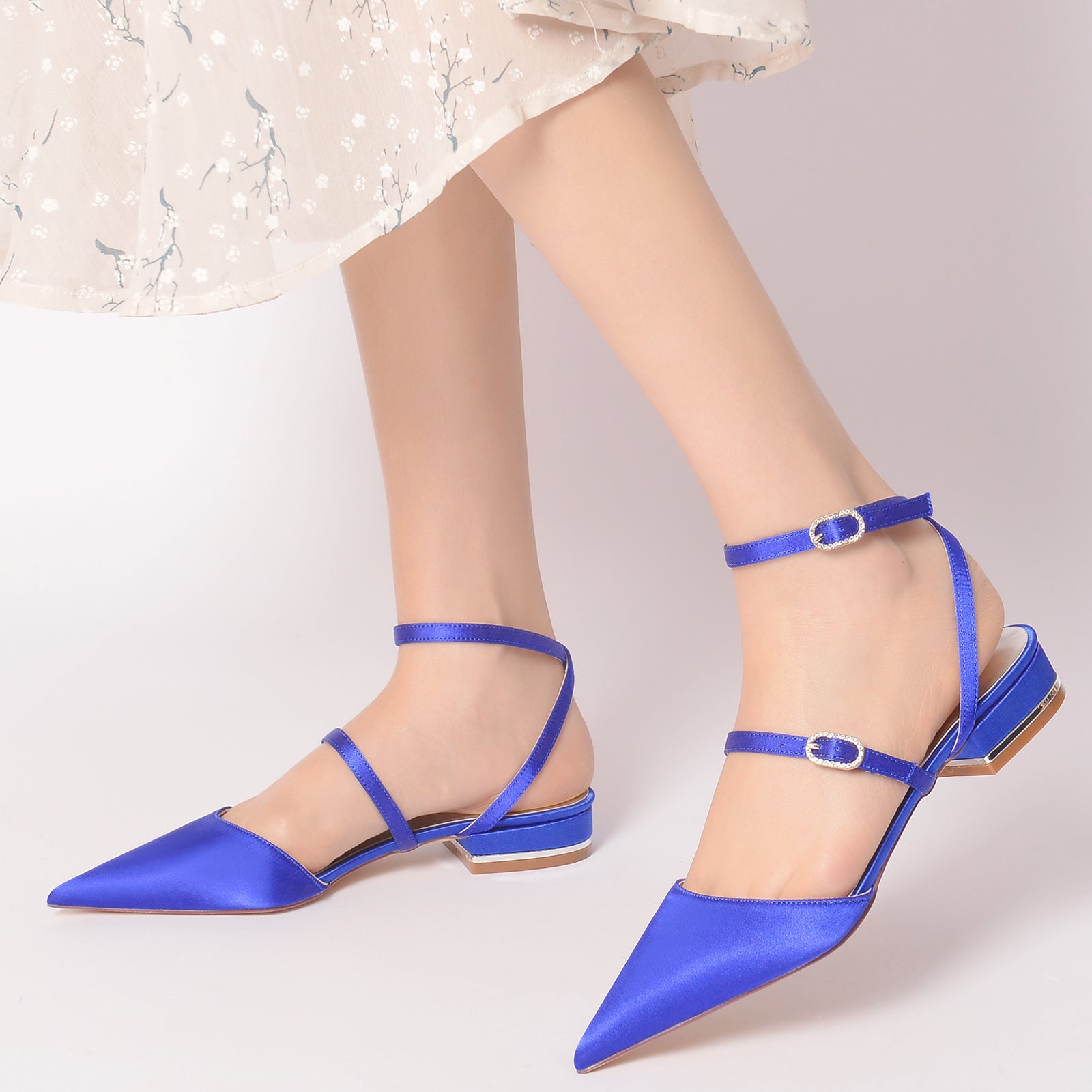 Strappy Low-Heel Bridal Shoes for Women with Pointed Toe and Buckle