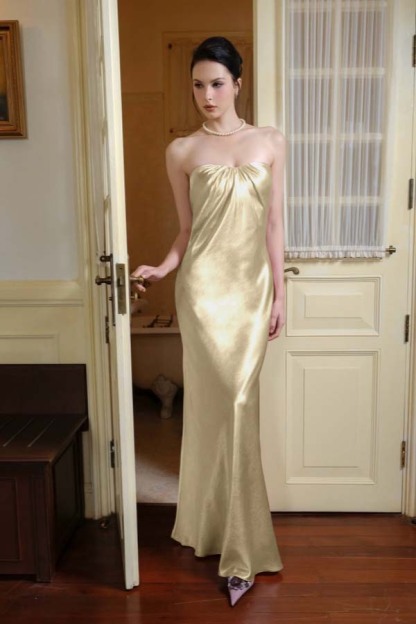 Chic Strapless Sleeveless Long Mermaid Prom Dress With Pleated