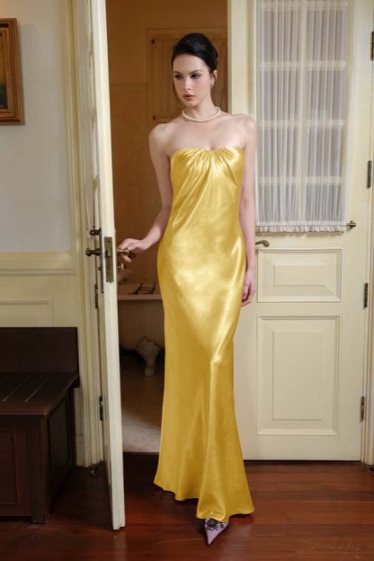 Chic Strapless Sleeveless Long Mermaid Prom Dress With Pleated