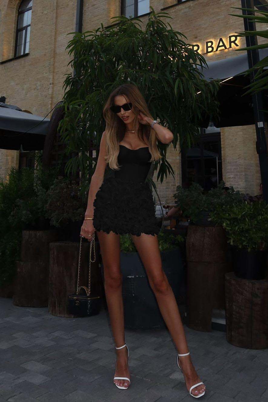 White Strapless Sleeveless Sweetheart Short Prom Dress With Flower Appliques