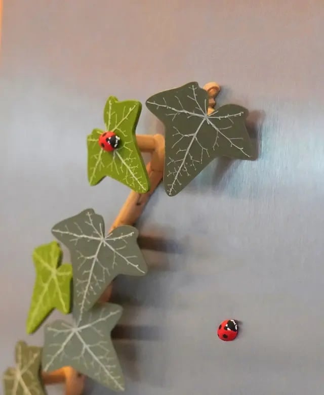 Ivy Fridge Magnet with Articulating Stems