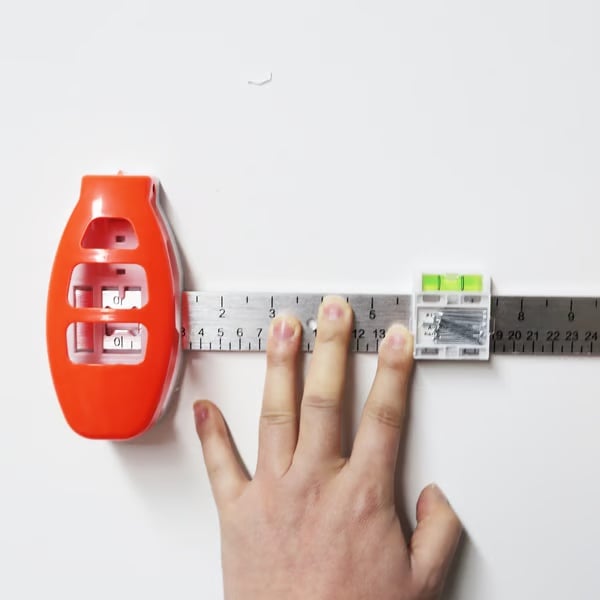 🔥Effortless Dual-Nail Picture Hanger with Built-in Level! 🎯🖼️