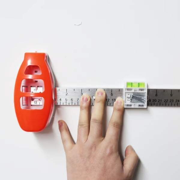 🔥Effortless Dual-Nail Picture Hanger with Built-in Level! 🎯🖼️