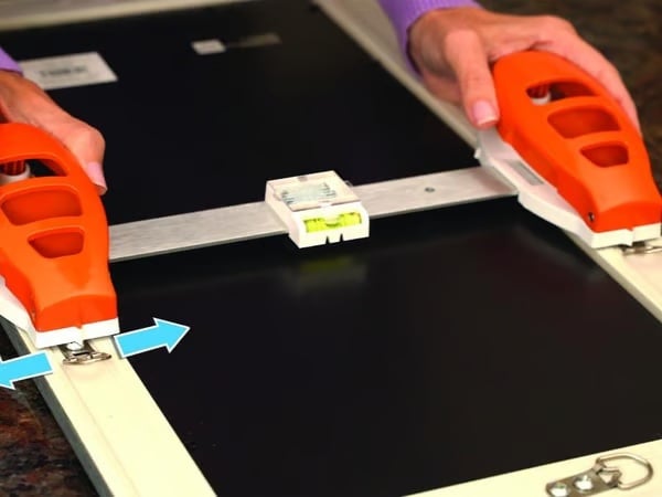 🔥Effortless Dual-Nail Picture Hanger with Built-in Level! 🎯🖼️