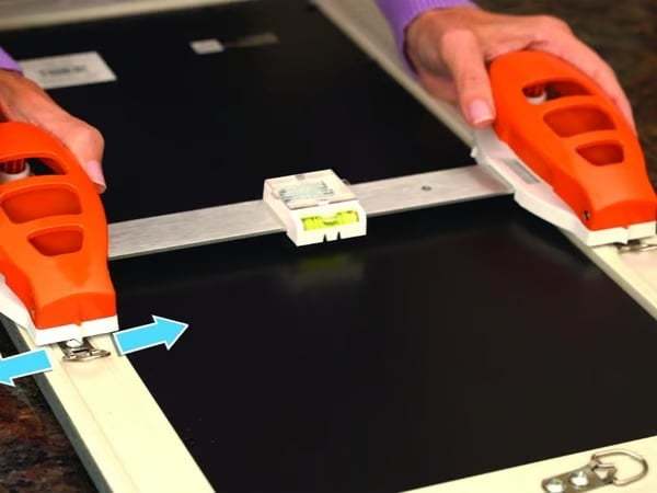 🔥Effortless Dual-Nail Picture Hanger with Built-in Level! 🎯🖼️