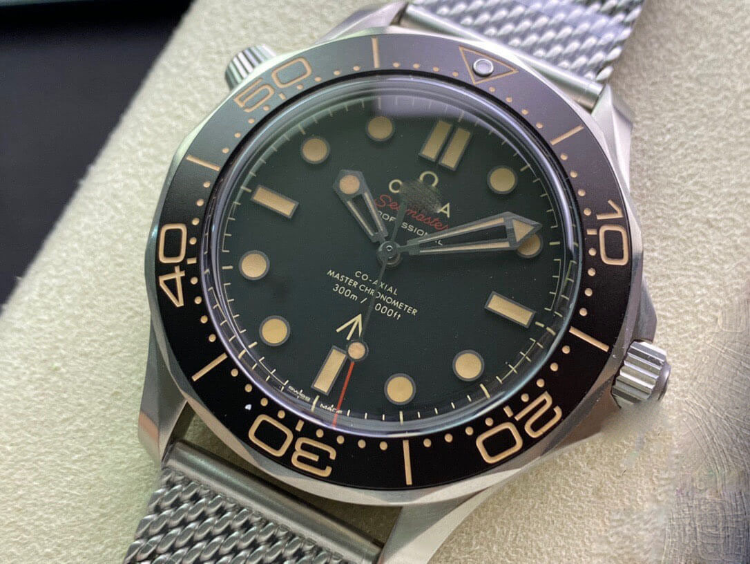 OMEGA SEAMASTER DIVER 300M 007 EDITION 210.90.42.20.01.001 OR FACTORY BLACK BEZEL