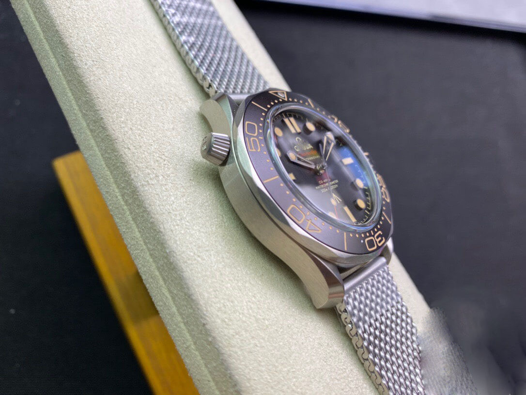 OMEGA SEAMASTER DIVER 300M 007 EDITION 210.90.42.20.01.001 OR FACTORY BLACK BEZEL