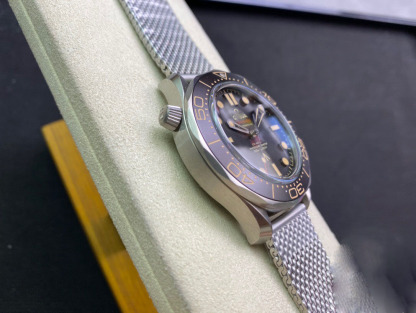 OMEGA SEAMASTER DIVER 300M 007 EDITION 210.90.42.20.01.001 OR FACTORY BLACK BEZEL