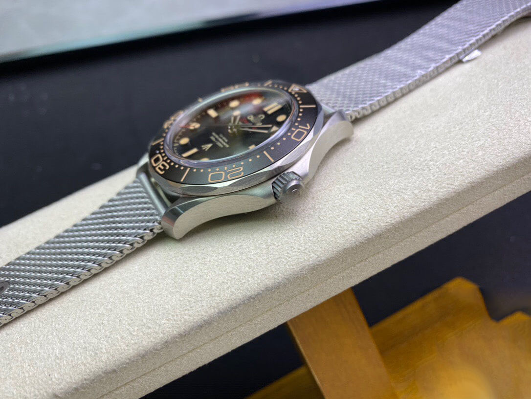 OMEGA SEAMASTER DIVER 300M 007 EDITION 210.90.42.20.01.001 OR FACTORY BLACK BEZEL