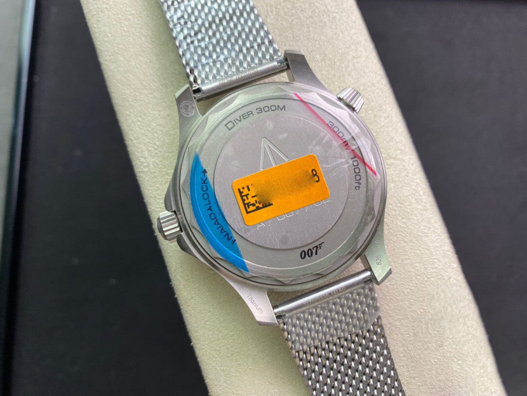 OMEGA SEAMASTER DIVER 300M 007 EDITION 210.90.42.20.01.001 OR FACTORY BLACK BEZEL