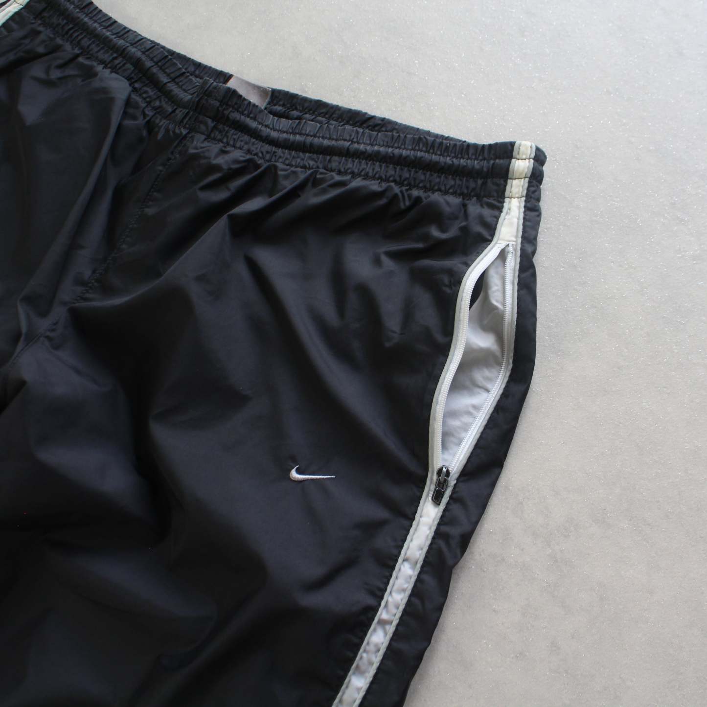 RARE 2000s Trackpants Black-Kikonat