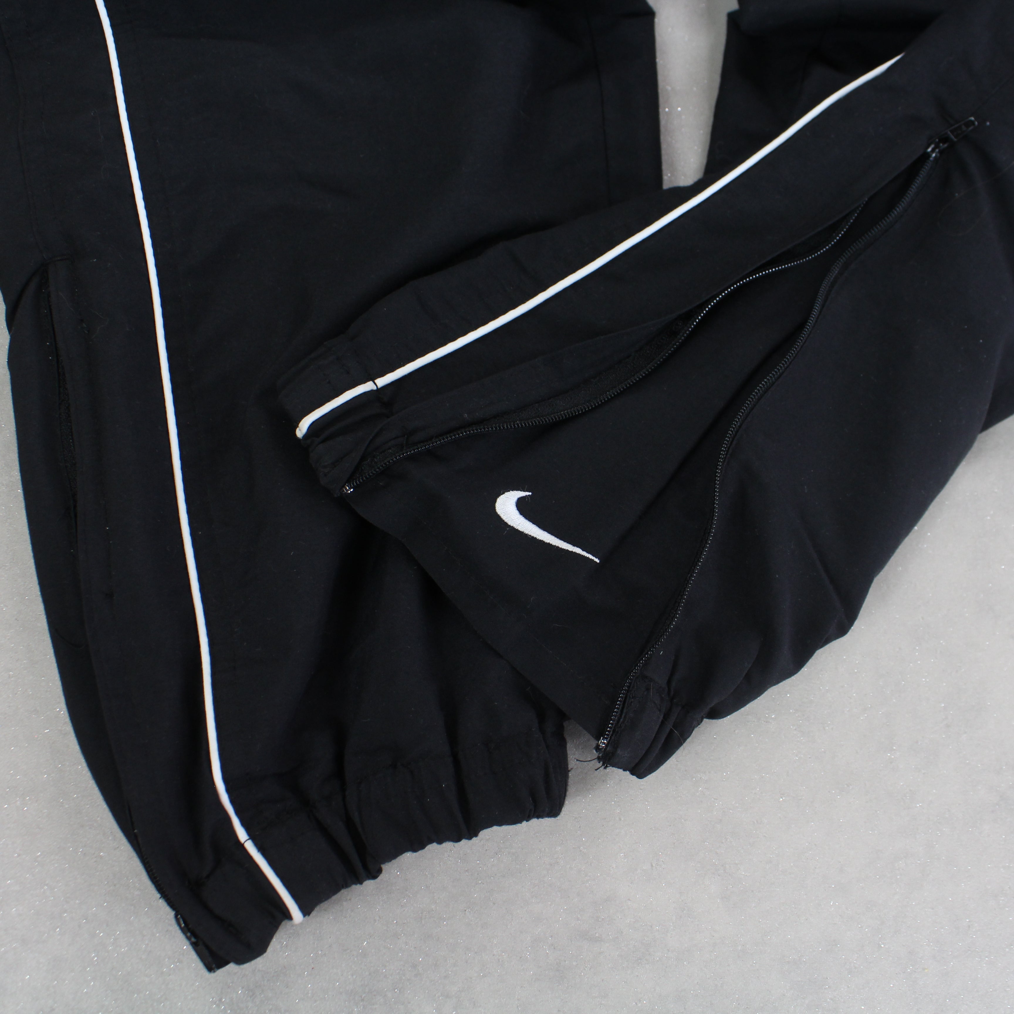 RARE 2000s Trackpants Black-Kikonat