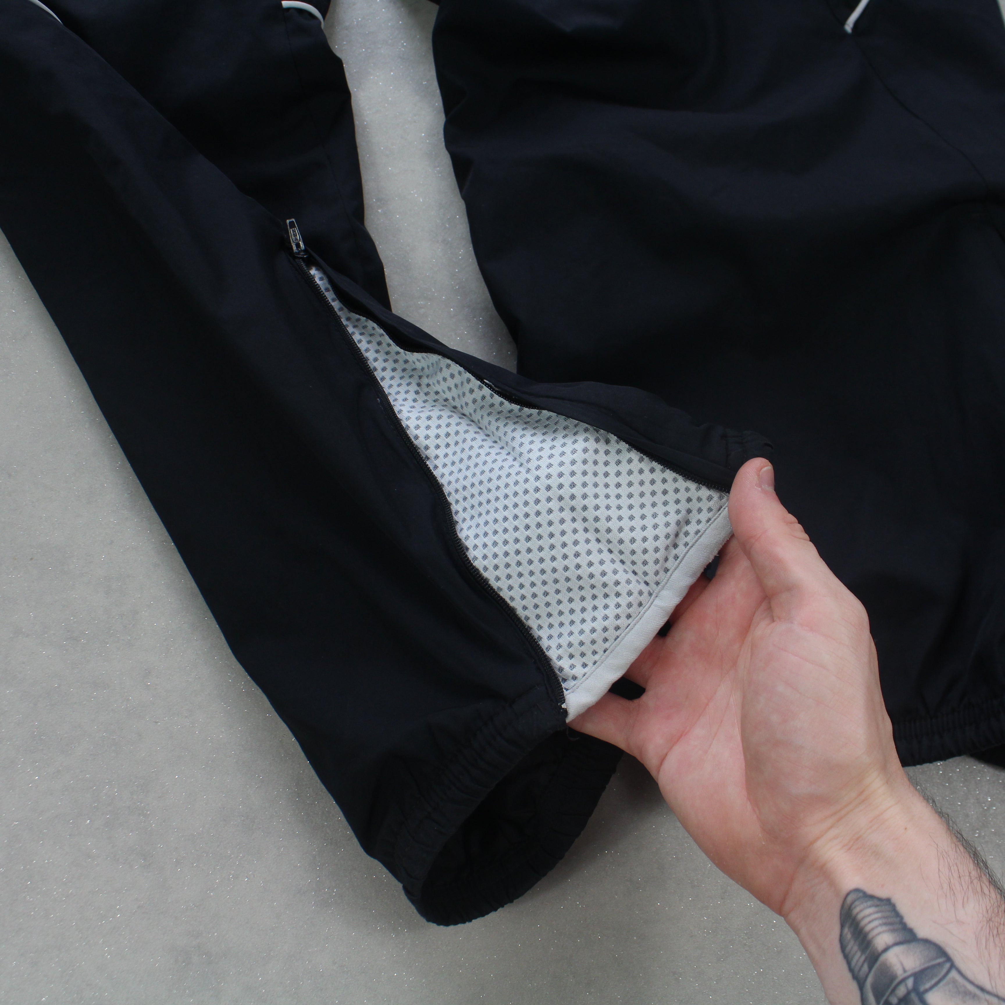 RARE 2000s 72 Trackpants Black-Kikonat