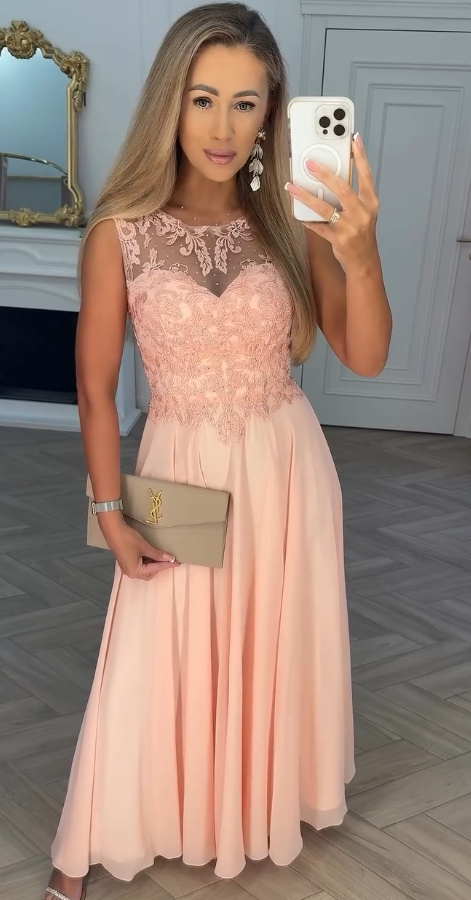 Elegancka, długa sukienka, koronkowy dekolt, stonowana kolorystyka