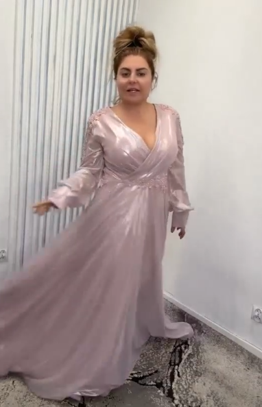 Sukienka, głęboki dekolt w serek, długie rękawy, plisowana talia, bufiaste rękawy
