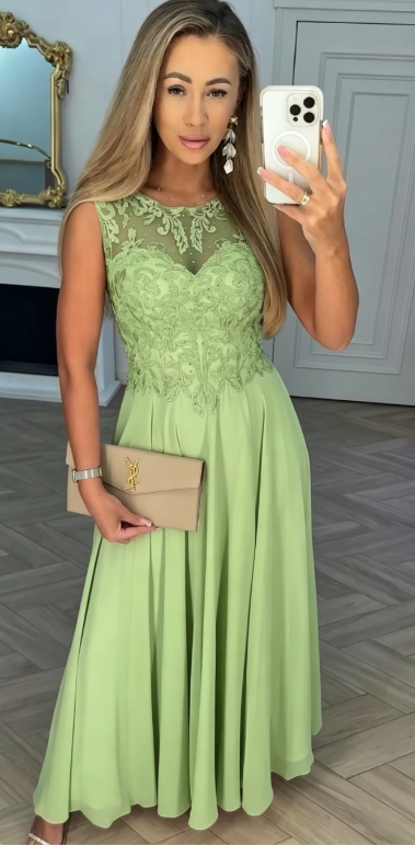 Elegancka, długa sukienka, koronkowy dekolt, stonowana kolorystyka