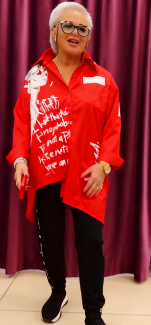 Luźna kurtka-koszula ozdobiona wzorami w stylu graffiti i elementami tekstowymi.