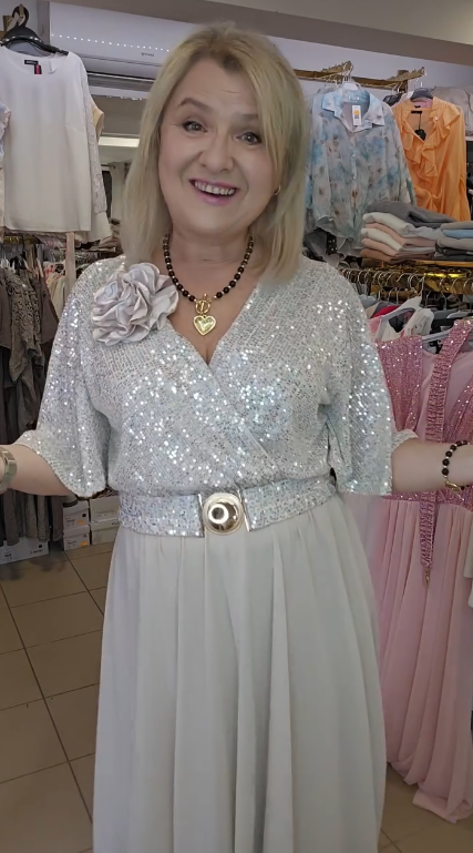 💗【S-5XL】💗Sukienka z cekinami, dekoltem w serek, dopasowaną talią i odpinanym kwiatowym wzorem na klatce piersiowej.