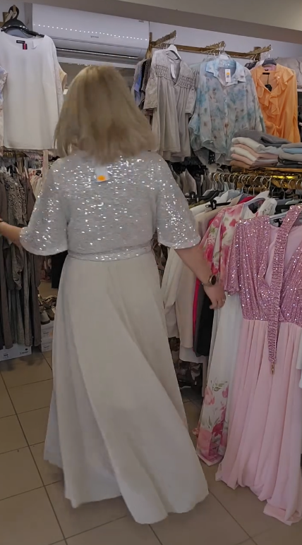 💗【S-5XL】💗Sukienka z cekinami, dekoltem w serek, dopasowaną talią i odpinanym kwiatowym wzorem na klatce piersiowej.