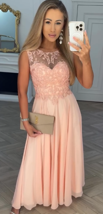 Elegancka, długa sukienka, koronkowy dekolt, stonowana kolorystyka