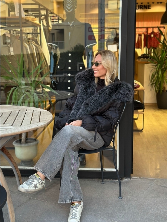 Chic Black Puffer Coat with Faux Fur Trim