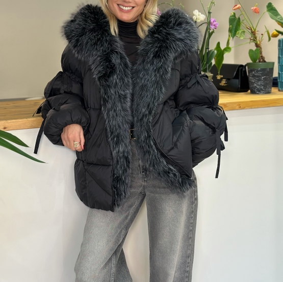 Chic Black Puffer Coat with Faux Fur Trim