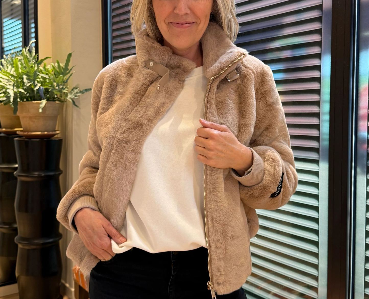 [Copy]Elegant  Glittery Faux Fur Short Coat