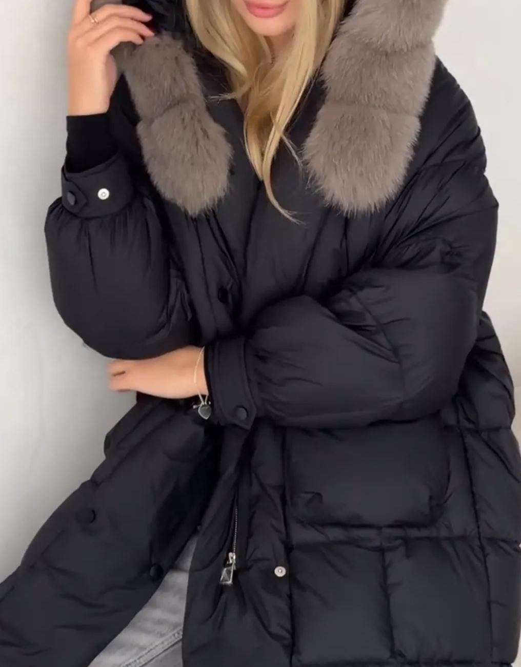 [Copy]Elegant Black Down Coat with Plush Brown Accent