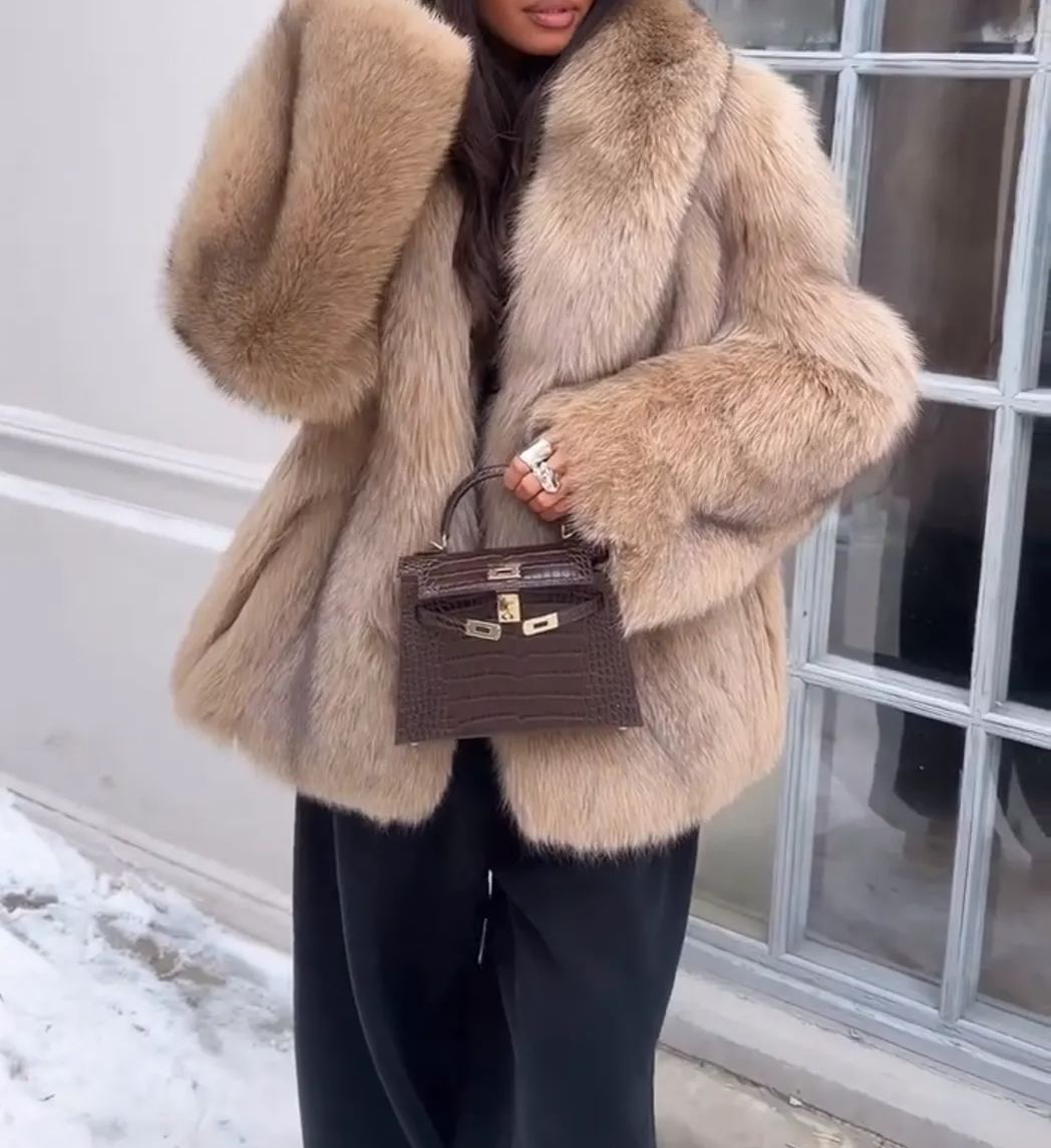 [Copy]Elegant Black Down Coat with Plush Grey Accent