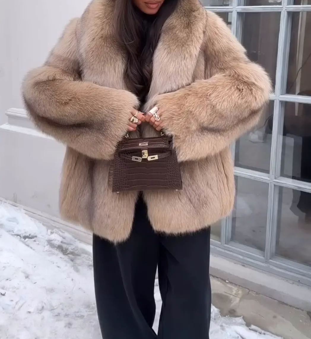 [Copy]Elegant Black Down Coat with Plush Grey Accent