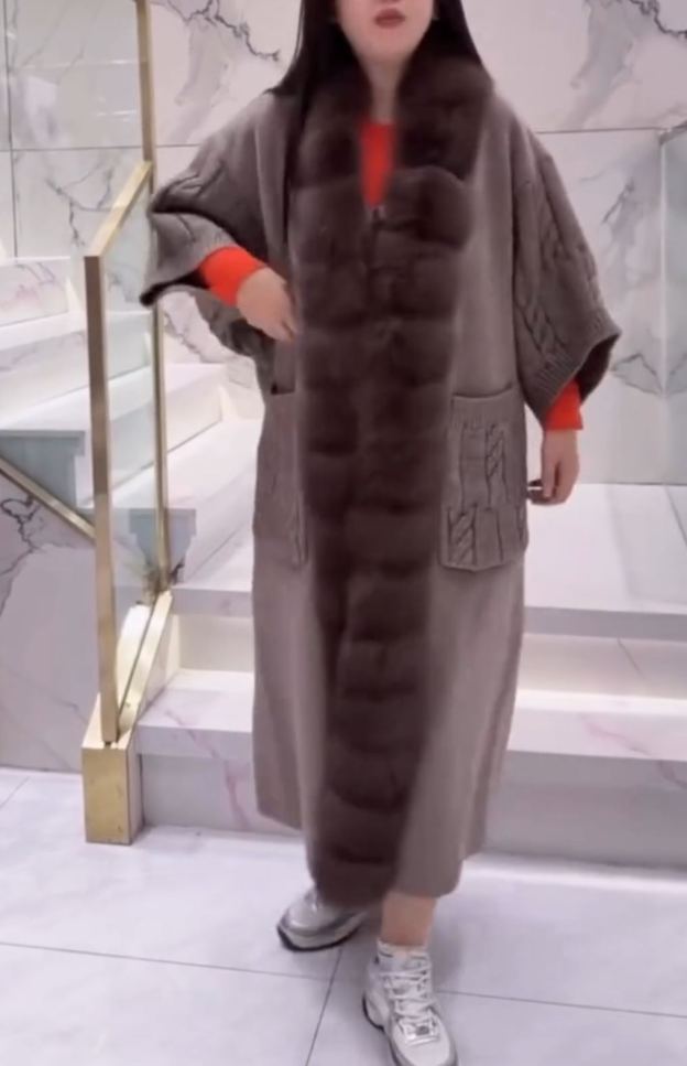 [Copy]Chocolate Brown Oversized Faux Fur Coat (Hooded + Relaxed Silhouette)