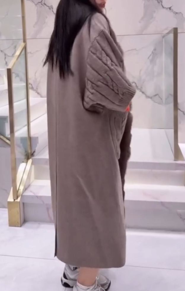 [Copy]Chocolate Brown Oversized Faux Fur Coat (Hooded + Relaxed Silhouette)