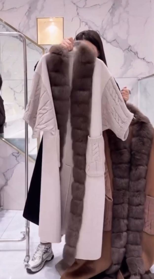 [Copy]Chocolate Brown Oversized Faux Fur Coat (Hooded + Relaxed Silhouette)