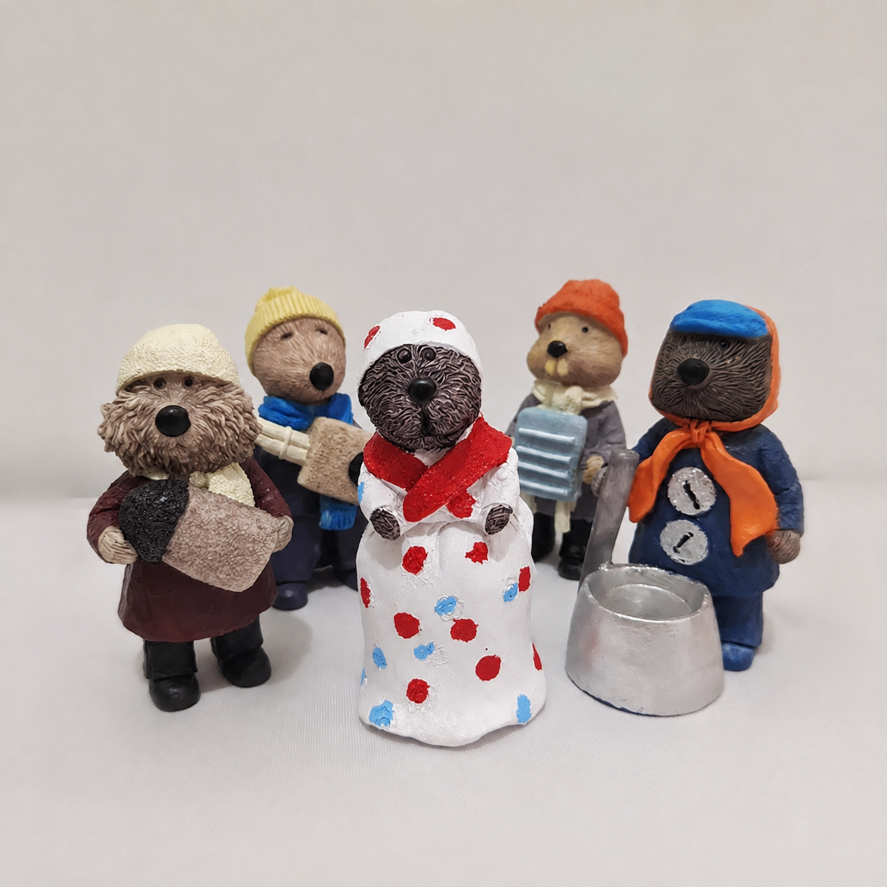 5 Piece Christmas Resin Figurine Statues Set For Festive Home Decorations