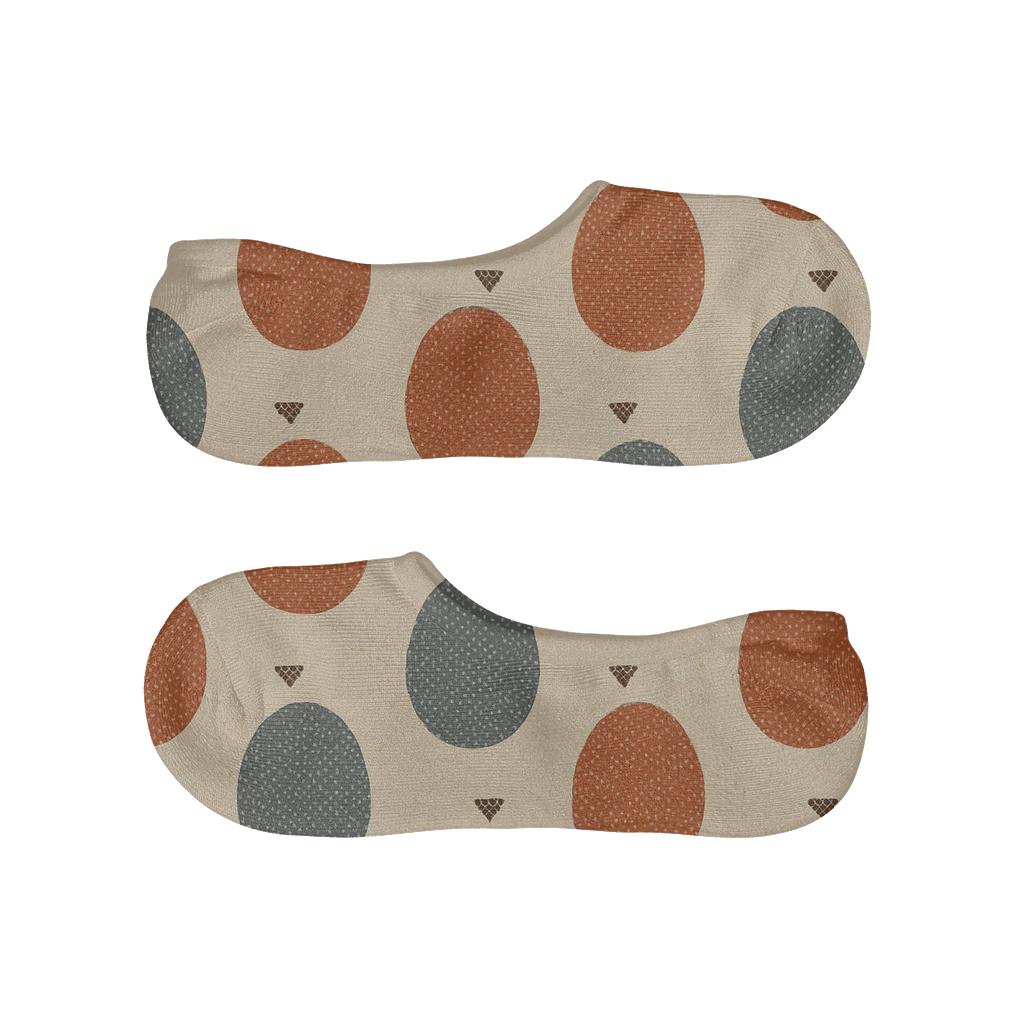 Rust Robin Chest Dot Matrix On Beige Background soft cotton no-show socks
